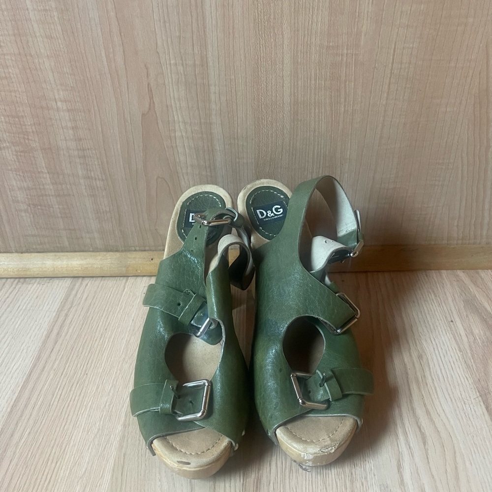 D&G wooden green leather block heel